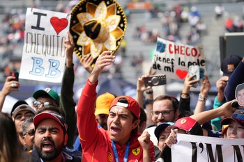 Fanáticos alientan durante la tercera práctica libre del día previo al Gran Premio de México, en el Autódromo Hermanos Rodríguez de la Ciudad de México, el sábado 26 de octubre de 2024. (AP Foto/Fernando Llano)