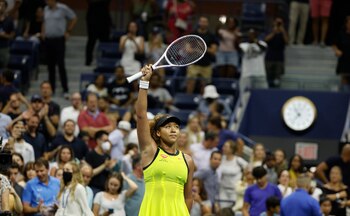 Naomi Osaka de Japón reacciona