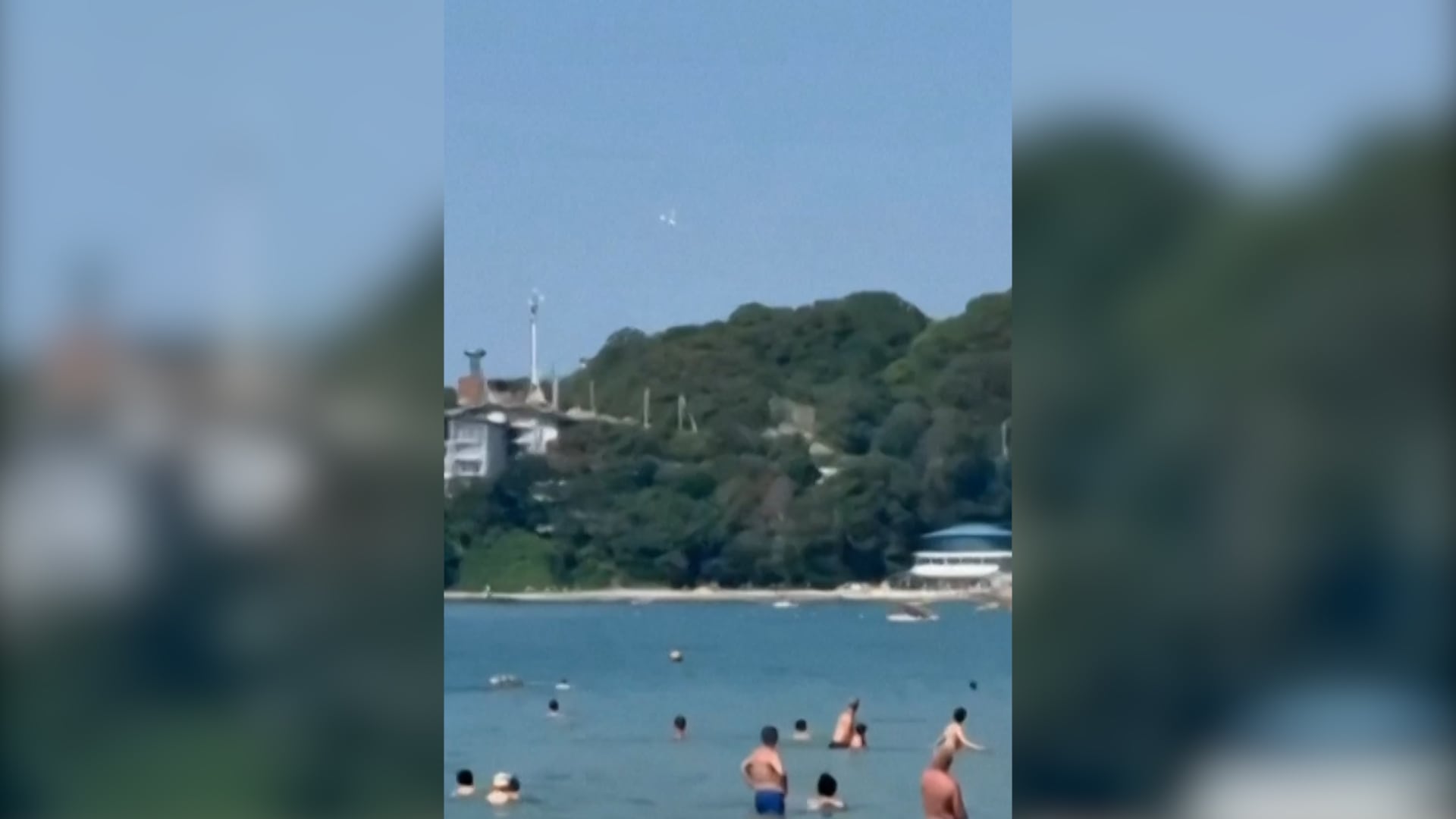Un dron ucraniano derribado se precipita sobre una playa con bañistas, un incidente que causó la muerte de al menos siete personas.