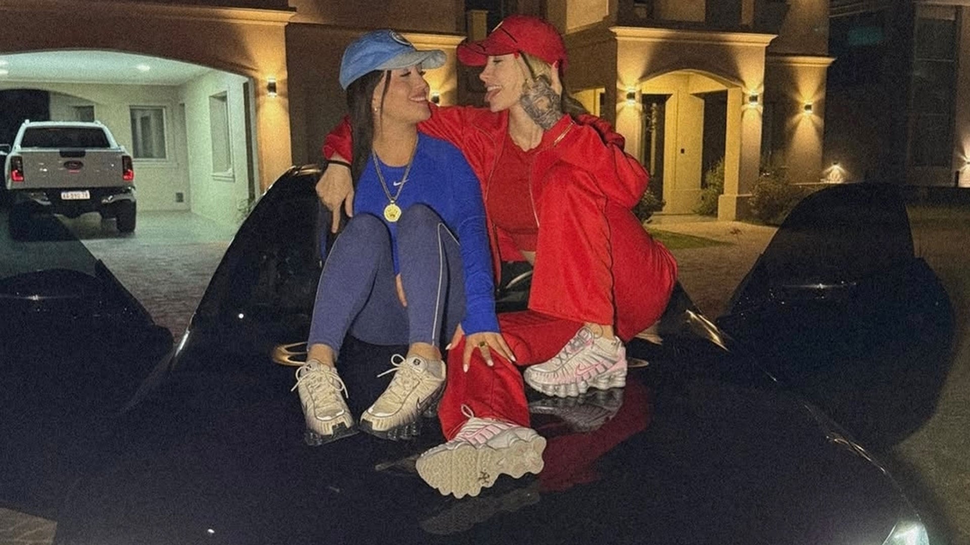 Nicole Verón (izq.) junto a Janine Sochas