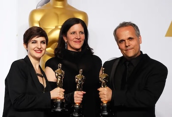 Laura Poitras (centro) y su equipo sostienen el Oscar obtenido por su documental 'Citizenfour'. (REUTERS/Lucy Nicholson)