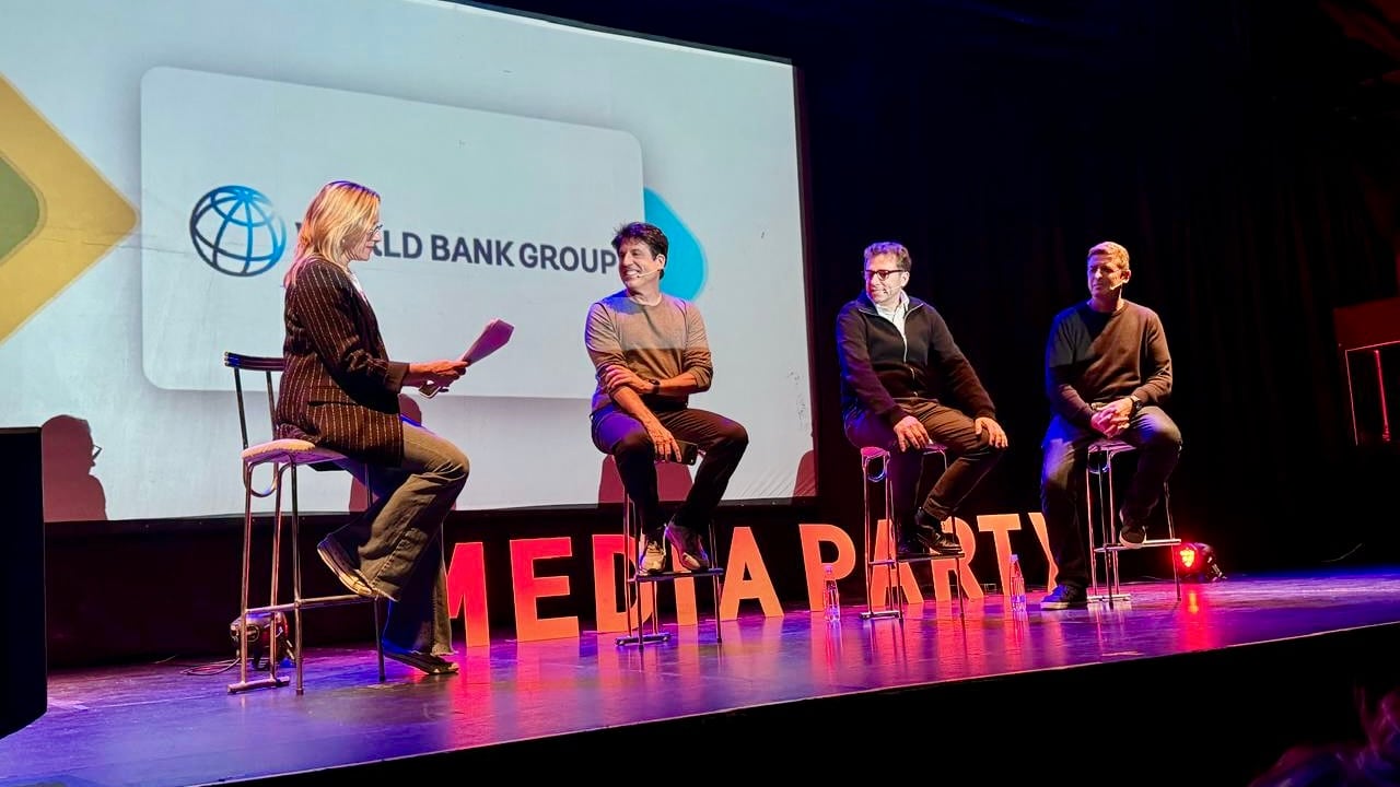 De izquierda a derecha: Guadalupe López, de Chequeado; Opy Morales, de Infobae; Javier Kraviez, de Clarín, y Gastón Roitberg, de La Nación, durante el panel sobre inteligencia artificial en las redacciones en Media Party Buenos Aires 2026