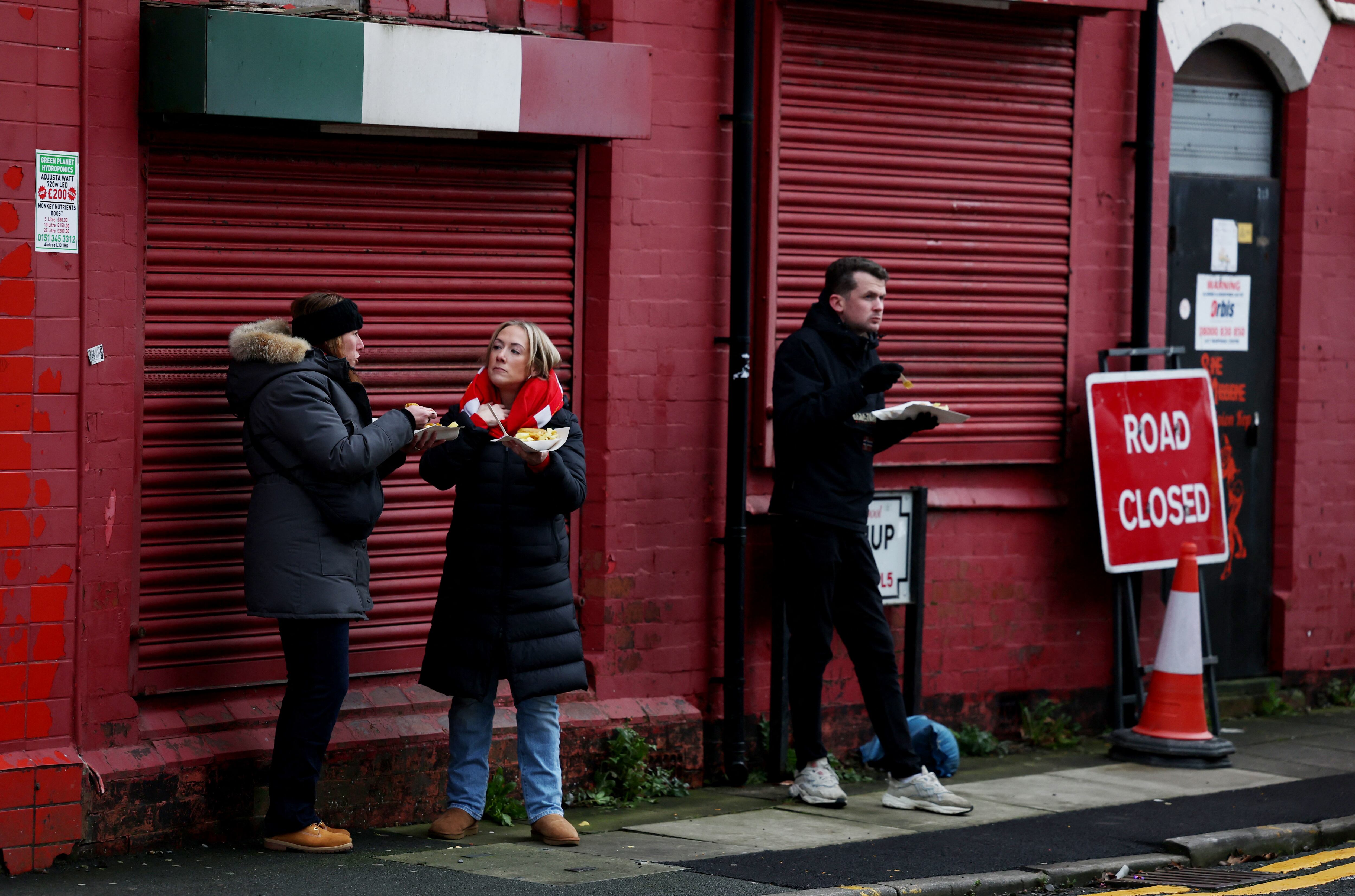El frío del invierno británico y la buena comida, acompañan a los aficionados Rojos en los alrededores de Anfield-crédito Phil Noble/REUTERS