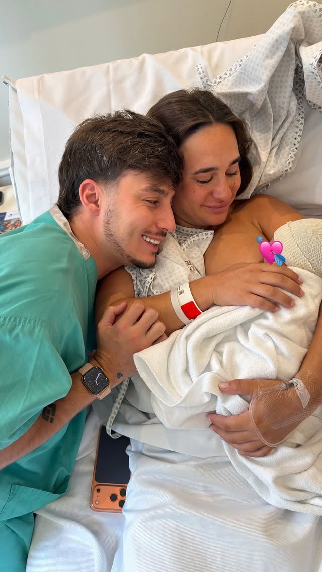 Martina y su pareja a poco tiempo de la llegada al mundo de su hija