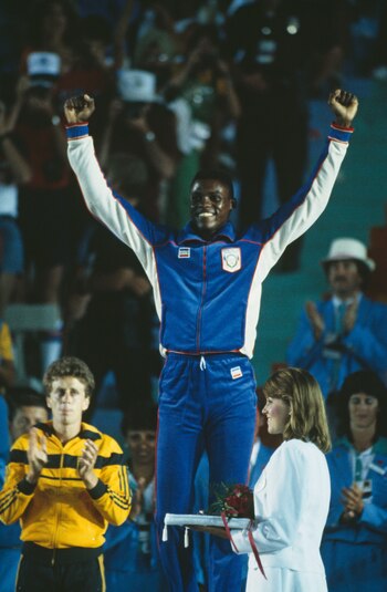 Carl Lewis recibe una de