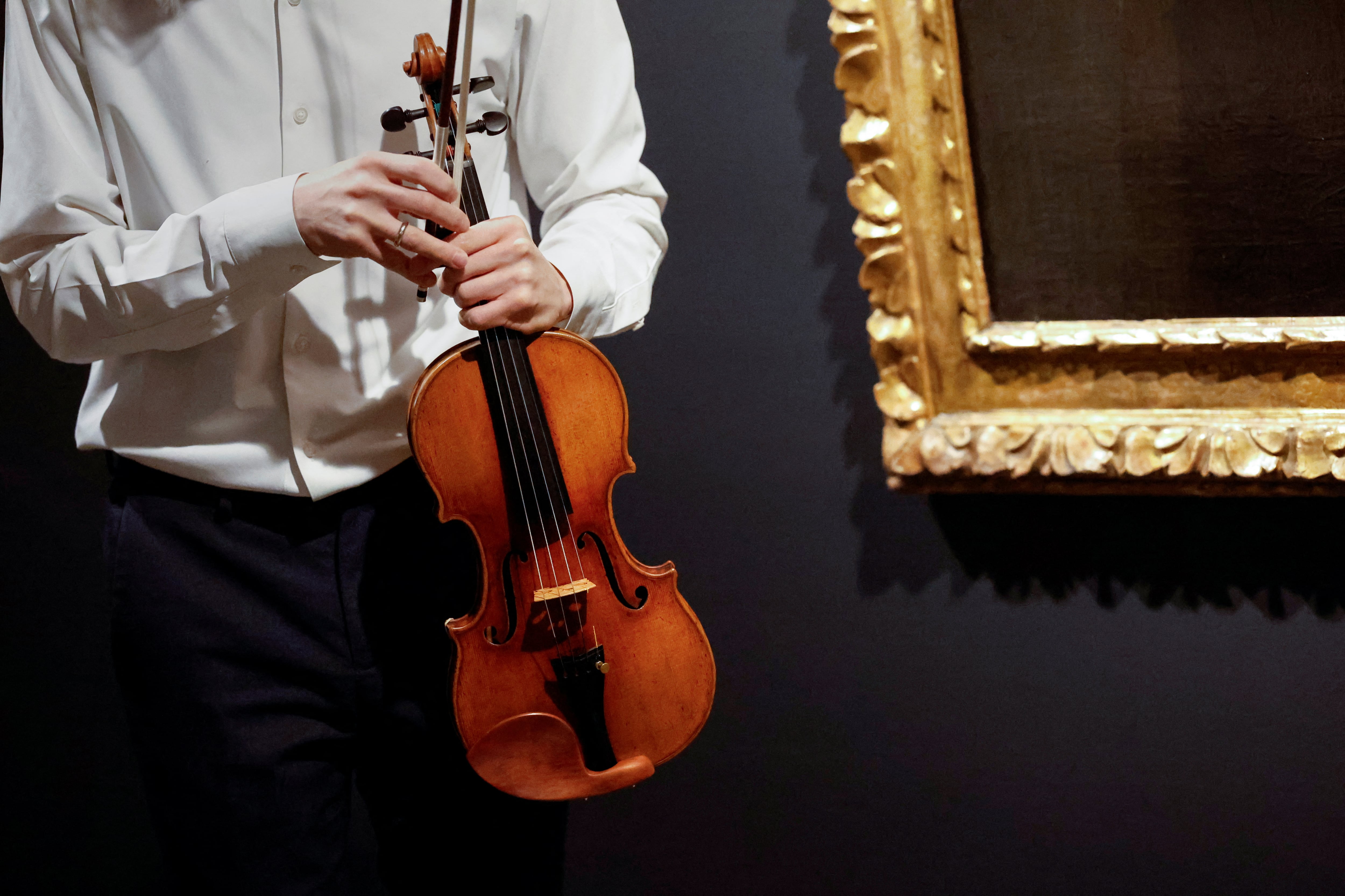 Un violín Stradivarius de 1714, conocido como de la “época dorada” del luthier Antonio Stradivari, fue vendido por USD 11,3 millones (REUTERS/Shannon Stapleton)