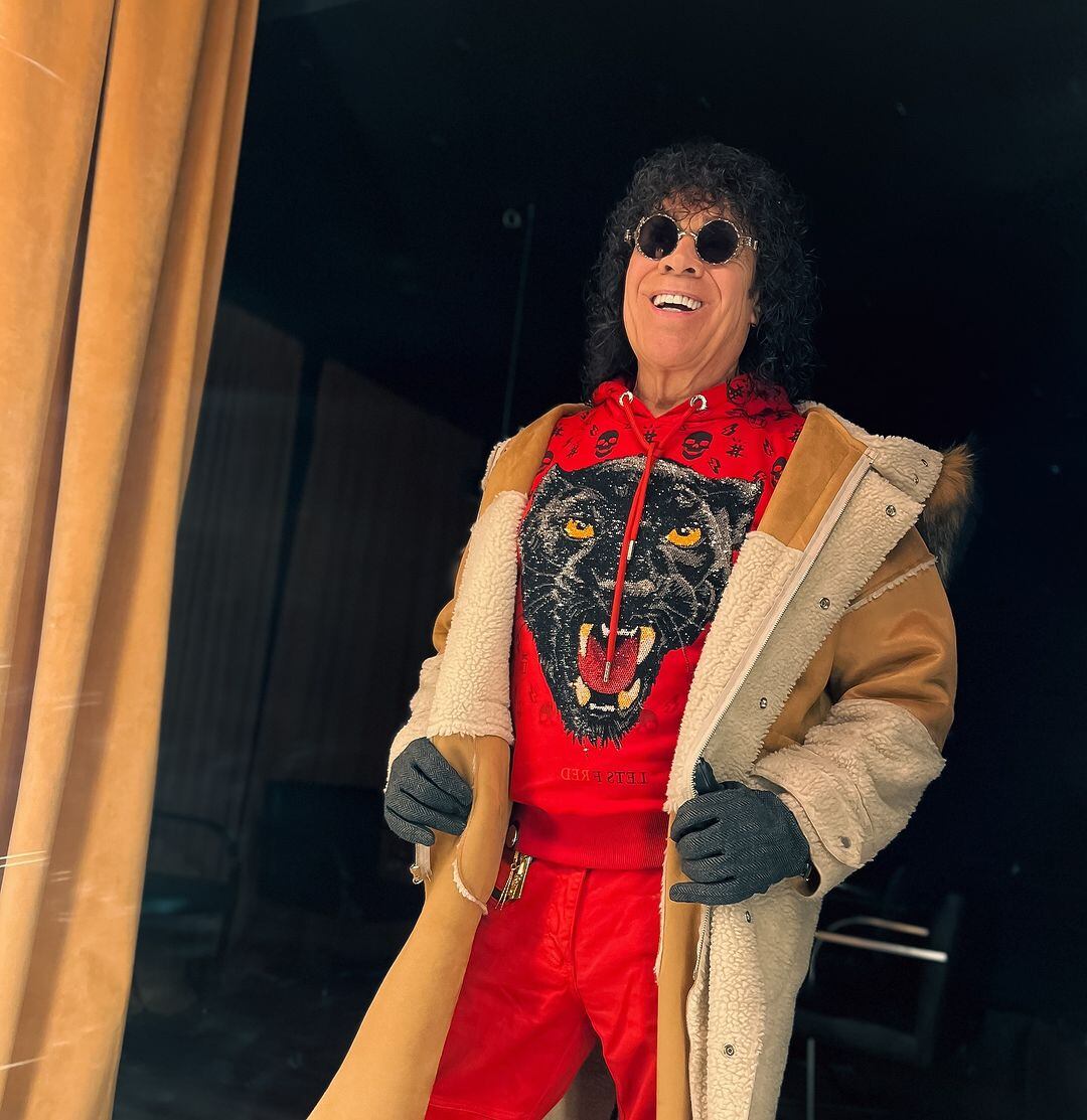 Carlos 'La Mona' Jiménez fue operado con éxito de una hernia y su recuperación avanza favorablemente, según informaron fuentes médicas de Córdoba