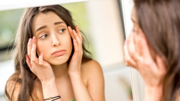 La piel cetrina puede indicar desequilibrios internos, envejecimiento o deficiencias nutricionales, según expertos en dermatología (Freepik)