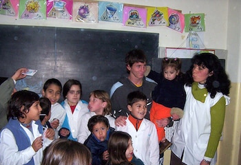 En uno de sus primeros viajes a la Argentina, un adolescente Lionel Messi volvió a las aulas de su infancia.