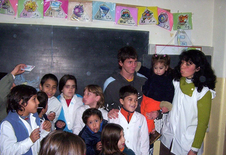 En uno de sus primeros viajes a la Argentina, un adolescente Lionel Messi volvió a las aulas de su infancia.