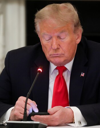 Donald Trump utiliza su teléfono