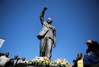 Estatua de Mandela en Cape Town, Sudáfrica (REUTERS/Sumaya Hisham)