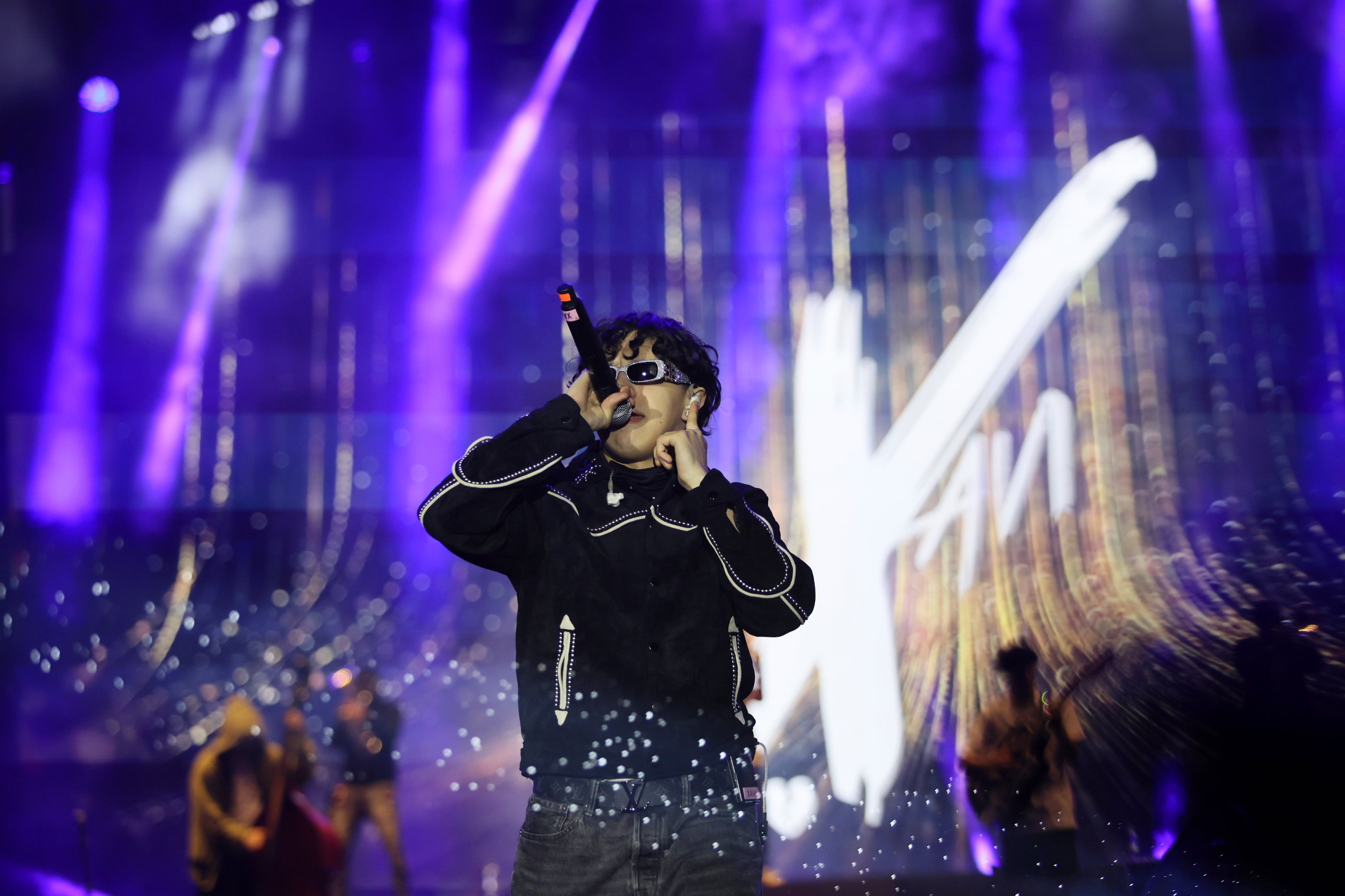 El cantante, nacido en Phoenix y criado entre Estados Unidos y Nogales, Sonora, acumula más de 4.800 millones de reproducciones en su carrera. (Foto AP/Ginnette Riquelme)