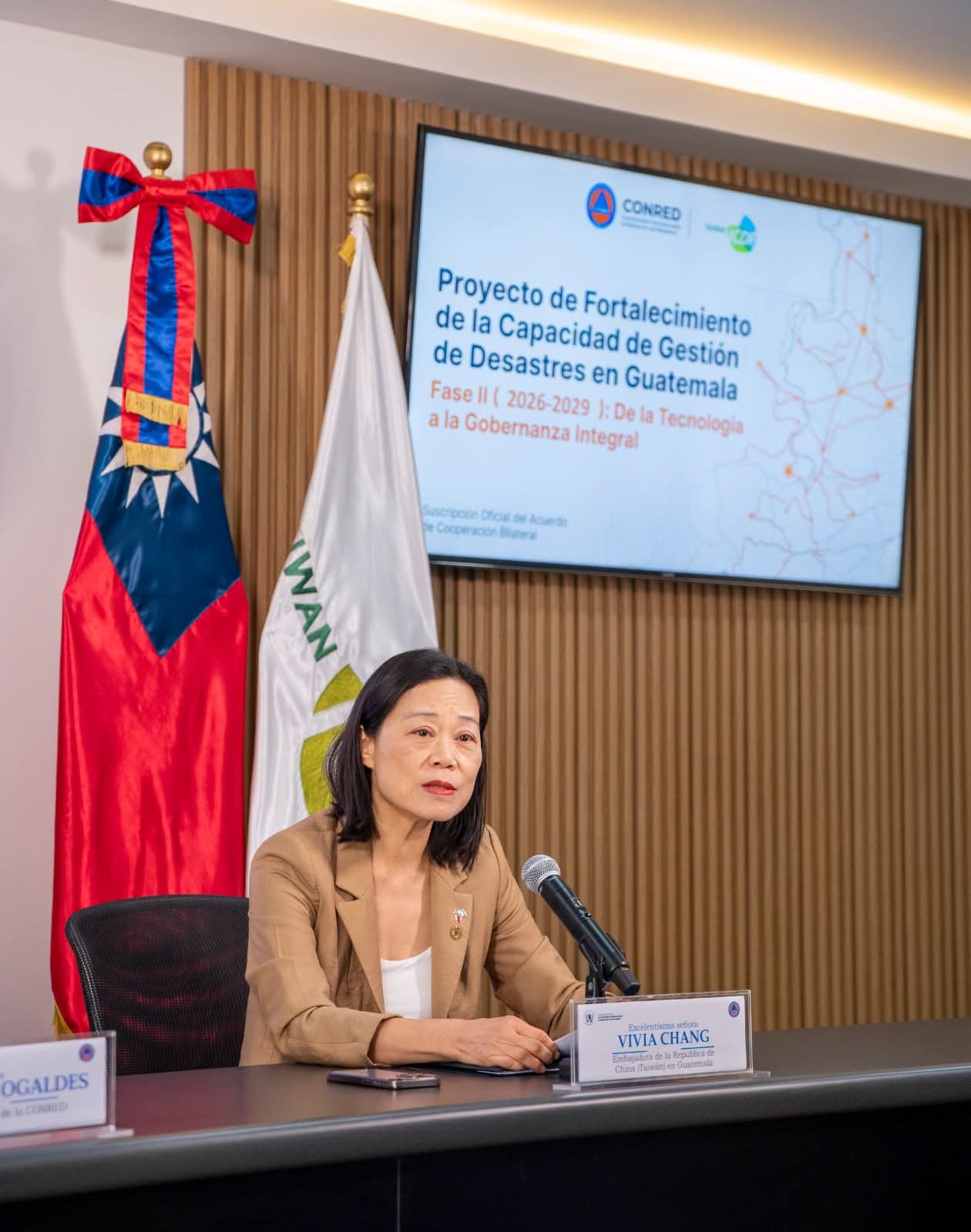 La embajadora de la República de China (Taiwán) en Guatemala, Vivia Chang, participa en la suscripción oficial del acuerdo para el Proyecto de Fortalecimiento de la Capacidad de Gestión de Desastres. (Conred Guatemala)