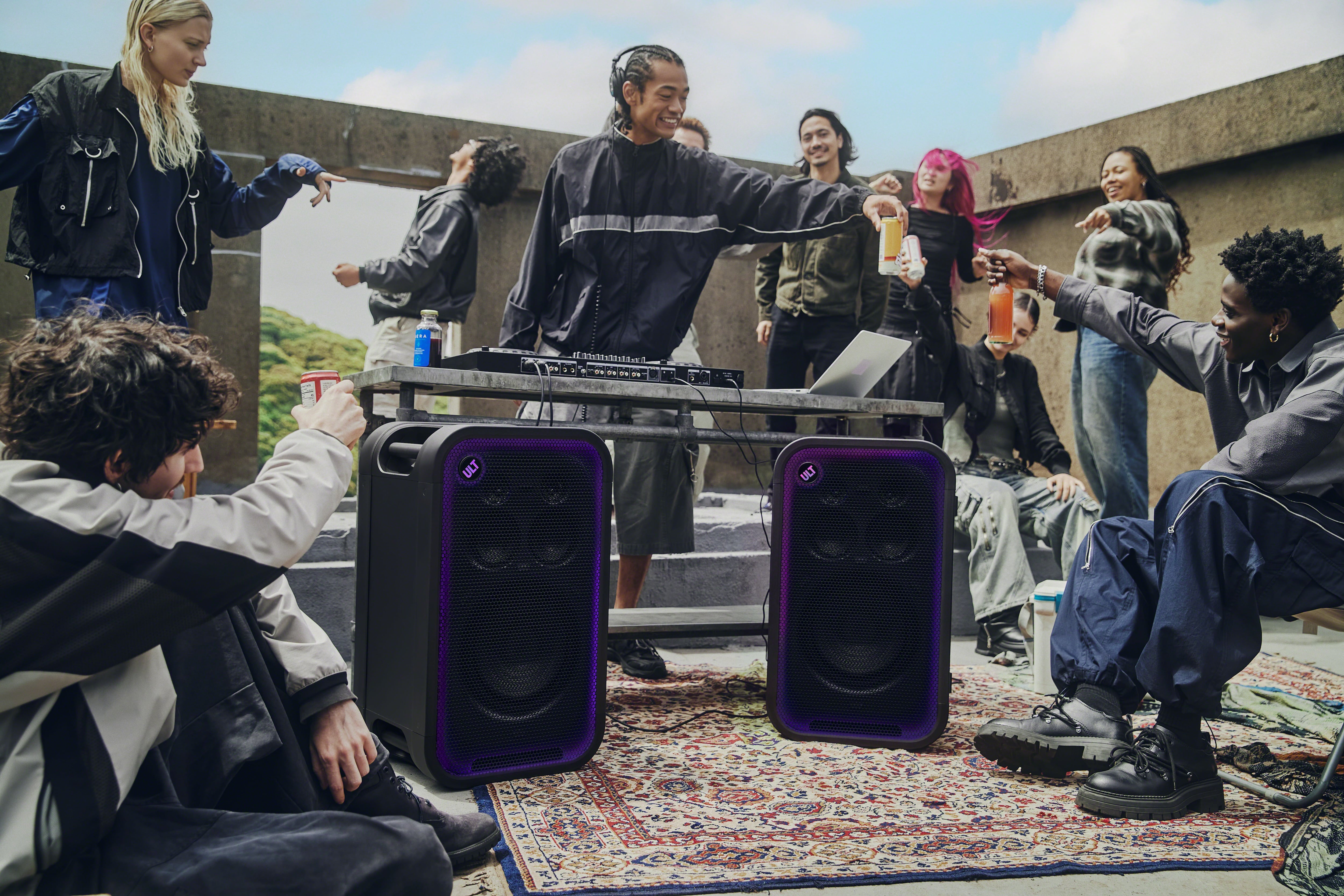El uso de varios parlantes muestra por qué la potencia y la cobertura del sonido deben ajustarse al tamaño del espacio y a la cantidad de personas. (Foto: Sony)