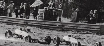 Senna (izquierda) y Mansilla (derecha), en plena disputa en la Fórmula Ford Británica (Archivo CORSA).