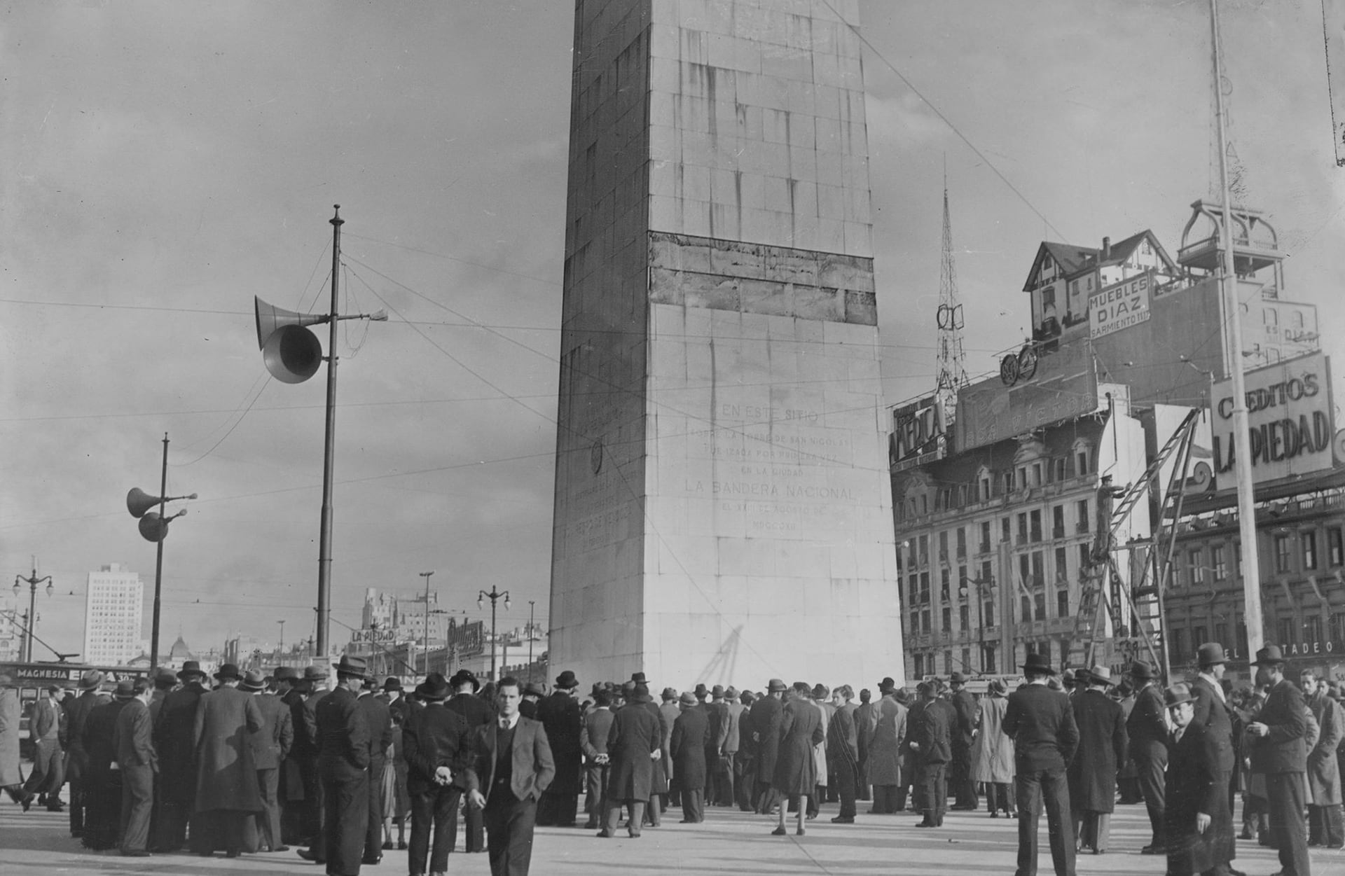 El desprendimiento del recubrimiento fue usado por sus detractores para pedir su demolición (Archivo General de la Nación)