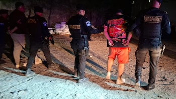 Guatemala: Agentes de la PNC capturan a dos hombres por trasladar a seis migrantes en El Progreso