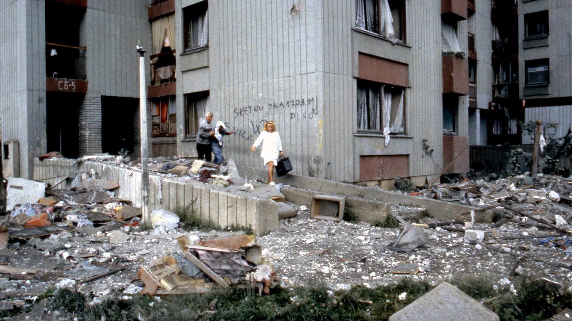 Civiles cruzando una calle bajo fuego de francotiradores en Sarajevo en 1995. Milán investiga a italianos que pagaron por ser