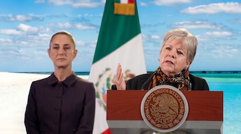 Dos mujeres, Claudia Sheinbaum a la izquierda y Alicia Bárcena a la derecha en un atril, con una bandera mexicana, una playa y el océano azul de fondo.