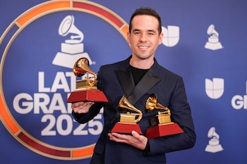 ARCHIVO - Edgar Barrera, ganador de los premios a mejor canción tropical y canción del año por "Si antes te hubiera conocido", y premio al compositor del año, posa en la sala de prensa durante los Latin Grammy 2025 en Las Vegas el 13 de noviembre de 2025. (Foto AP/John Locher, archivo)