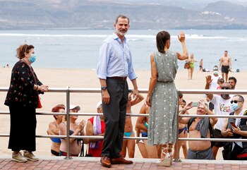 En esta oportunidad, Letizia eligió un sentador vestido de la última colección de la firma española Zara llamado “vestido estructura combinado”