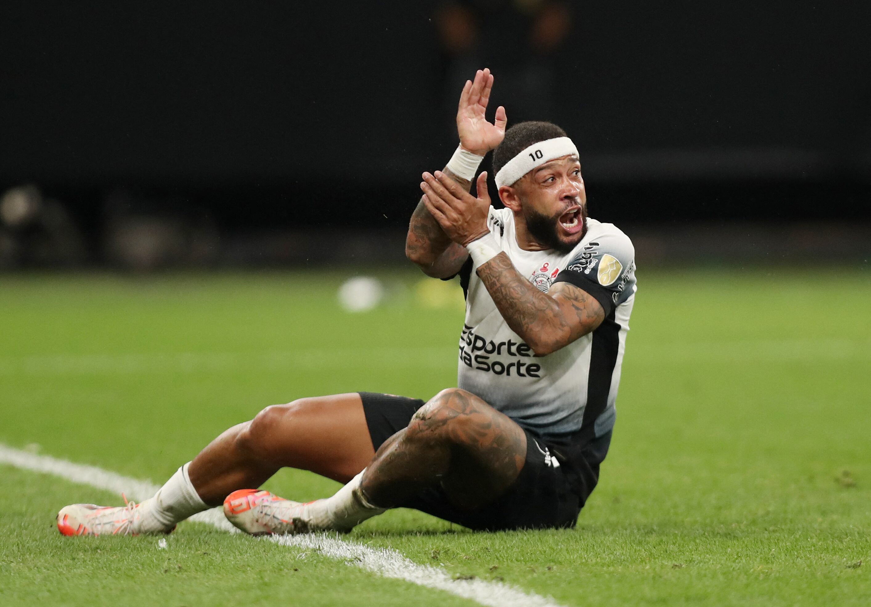 Memphis Depay fue acusado de alejarse de una mujer tras enterarse que quedó embarazada de él (Crédito: Reuters/Carla Carniel)