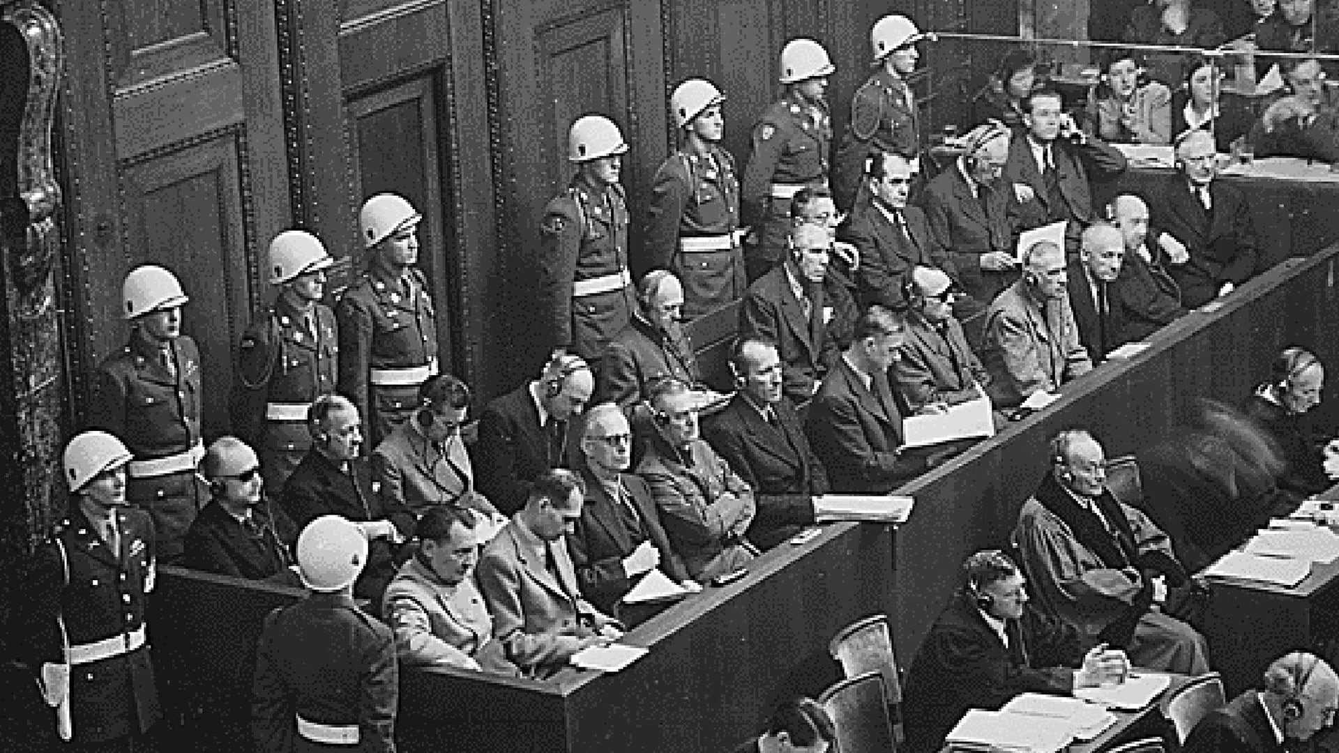 Los genocidas del nazismo en los juicios de Núremberg, el mismo sitio donde se habían sentado las bases para la matanza indiscriminada (Grosby)