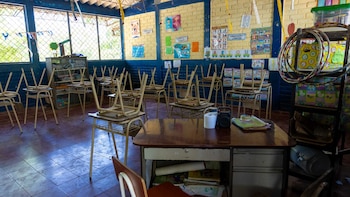 El expediente incluyó acompañamiento de unidades especializadas y resguardo permanente para dos estudiantes, mientras el tribunal revisó la prueba reunida por el Ministerio Público desde la denuncia presentada en 2025 (Imagen de referencia, cortesía Dos Escuelas Por Día)