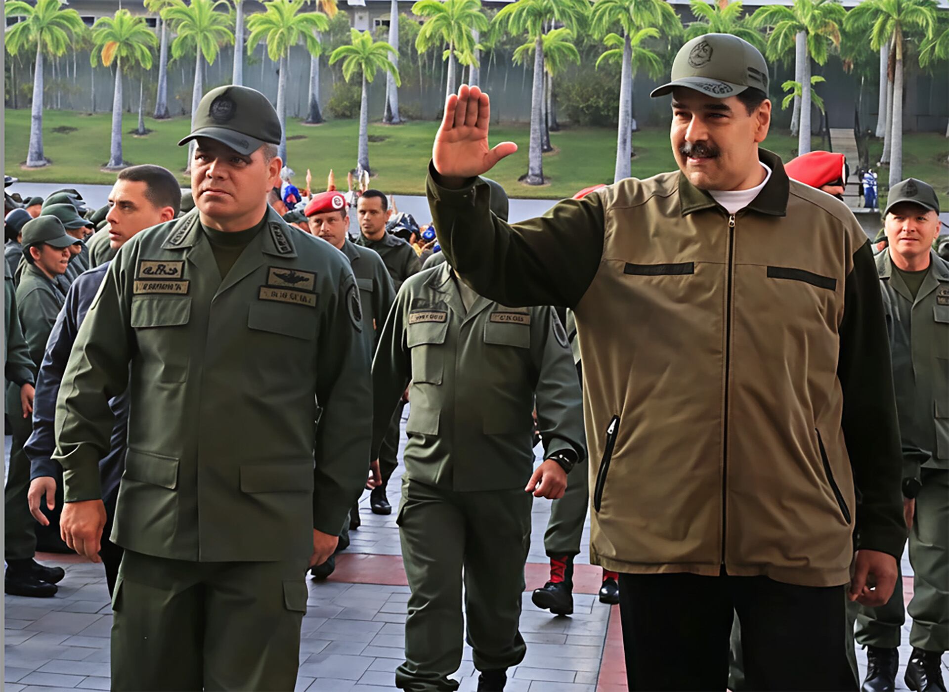 El general Vladimir Padrino López junto a Nicolás Maduro (Imagen de archivo)