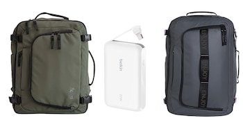 Una mochila verde oliva a la izquierda, una batería externa blanca Belkin en el centro y una mochila gris a la derecha