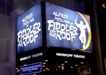 La marquesina del Minskoff Theatre