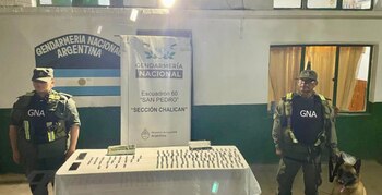 Gendarmería Nacional detuvo a dos personas que viajaban en un remis con 188 cápsulas de cocaína adosadas al cuerpo y en una mochila (GNA)