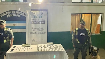 Detuvieron en Jujuy a dos personas que viajaban en un remis con 188 cápsulas de cocaína
