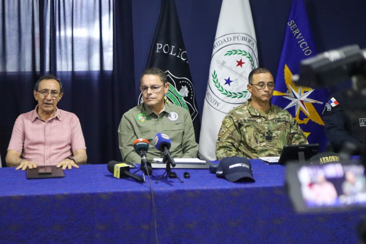 El ministro Frank Alexis Abrego, en el centro de la imagen, dijo que más de 30,000 agentes de la Fuerza Pública serán desplegados a nivel nacional como parte del operativo Carnavales Seguros 2026. Cortesía