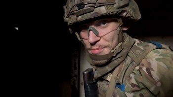 Un soldado ucraniano junto a