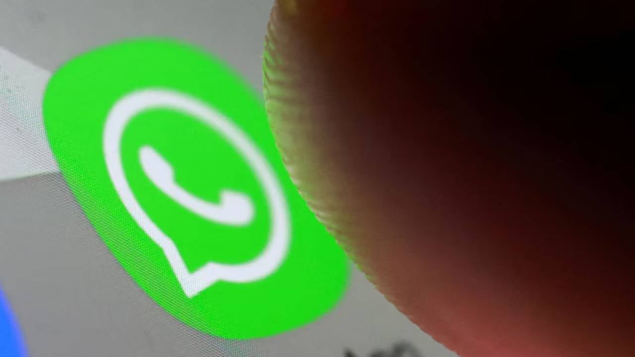 Etiquetar a alguien en un estado no restringe su visibilidad; la publicación sigue siendo accesible para todos los contactos con permisos para verla. (Reuters)