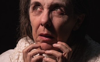 La obra Olivia narra la historia de una mujer con deterioro irreversible, mostrando la pérdida de independencia y la reconstrucción fragmentada de la memoria (@olivialaobra)