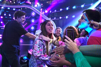 Furia eliminó a Catalina en GH en un duelo que se sintió como una final, El momento llegó luego de que las jugadoras protagonizaron un acercamiento al aire en la gala, luego de dos semanas de enfrentamiento. 57.1% de los votos negativos fueron para la rosarina, mientras que Juliana obtuvo un 42.9% con casi 10 millones de votos. Cifras que parecen mostrar la fuerza de los fanáticos de Furia, quien una vez más vuelve a demostrar su poderío dentro de la votaciones de la gente. Las dos jugadoras se fundieron en un emotivo abrazo de despedida (Prensa Telefe)