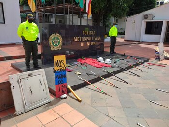 Imagen de escudos, cascos, bastones,