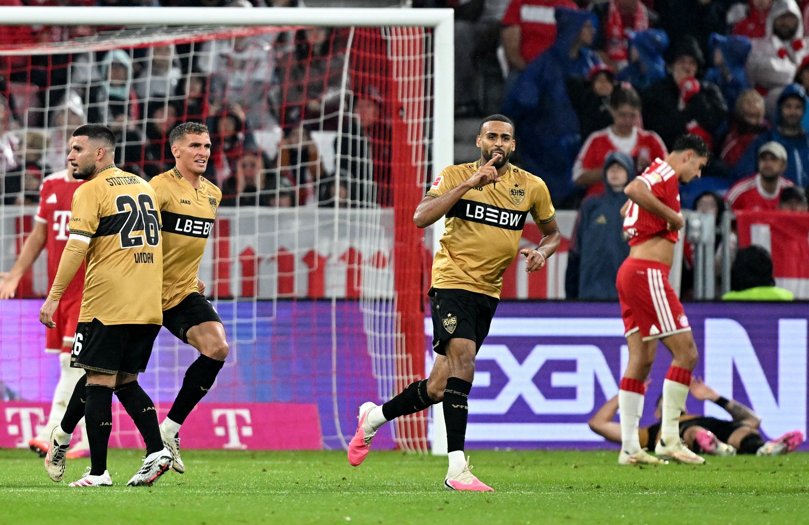 Josha Vagnoman al momento de empatar de forma parcial el juego para Stuttgart en el Allianz Arena de Múnich-crédito Angelika Warmuth/REUTERS