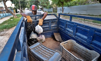 El "duro trabajo" de los triciclos eléctricos para aliviar la crisis de basura en Cuba