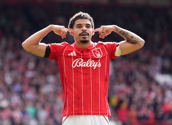 Morgan Gibbs-White celebra tras anotar el segundo gol de Nottingham Forest en el partido de la Liga Premier contra Burnley, el domingo 19 de abril de 20226, en Nottingham. (Mike Egerton/PA vía AP)