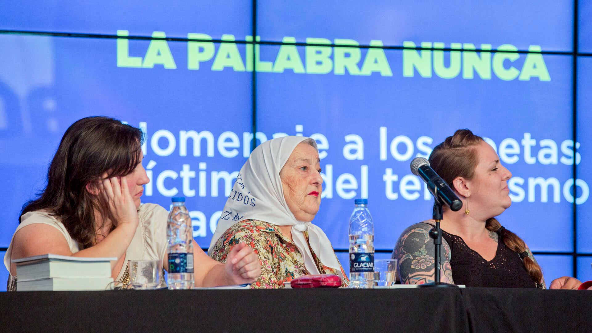 Macarena Gelman, nieta de Juan Gelman; junto a Hebe de Bonafini (Archivo)