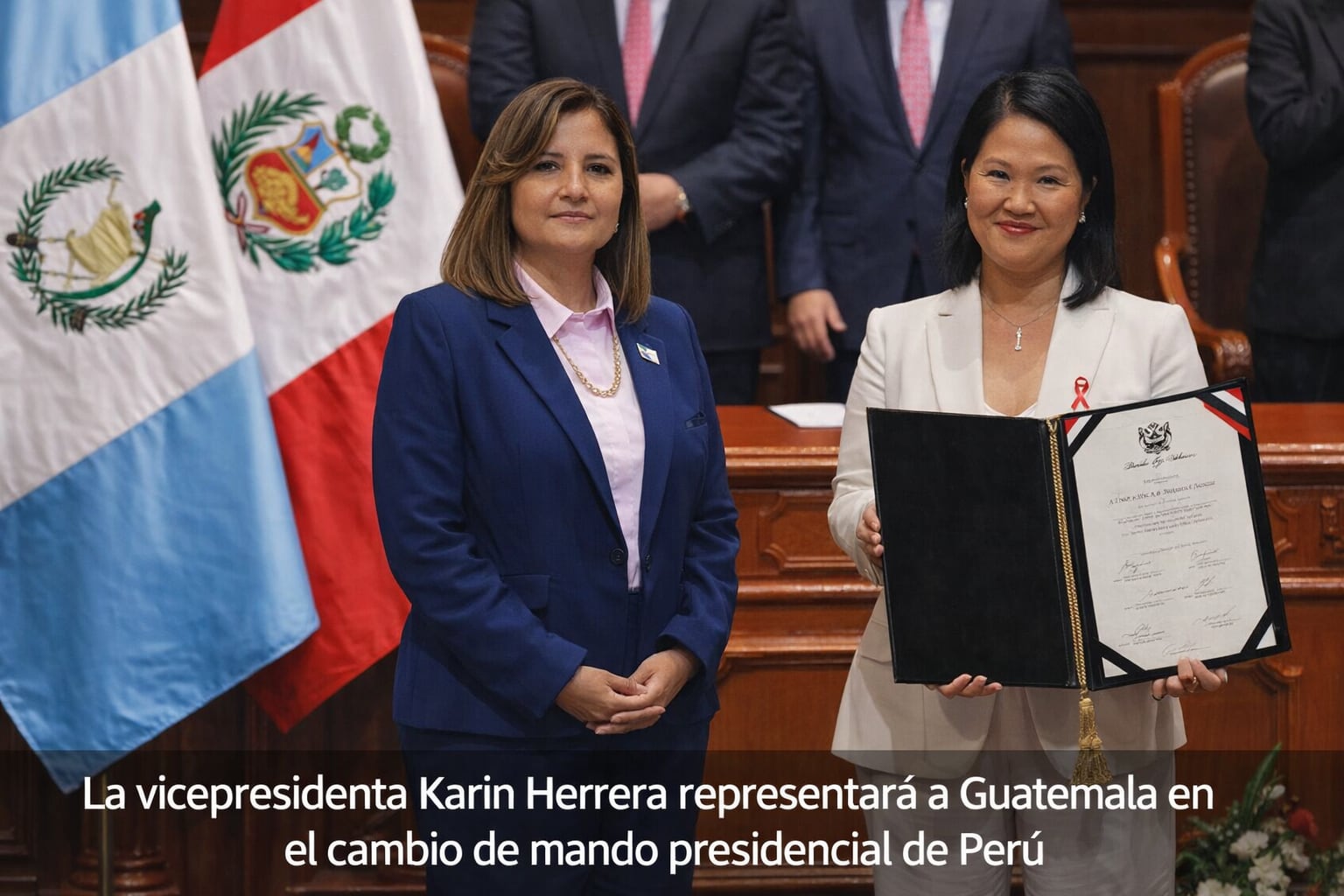 La vicepresidenta guatemalteca Karin Herrera posa junto a una representante peruana que sostiene un documento oficial en la ceremonia de cambio de mando presidencial en Perú. (Imagen Ilustrativa Infobae)