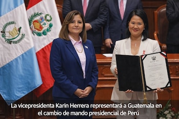 Dos mujeres de pie frente a banderas de Guatemala y Perú, una de ellas en traje azul y la otra en traje blanco sostiene un documento abierto. Texto en la imagen.