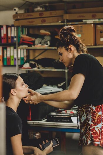 Stefania Hamue maquillando a una