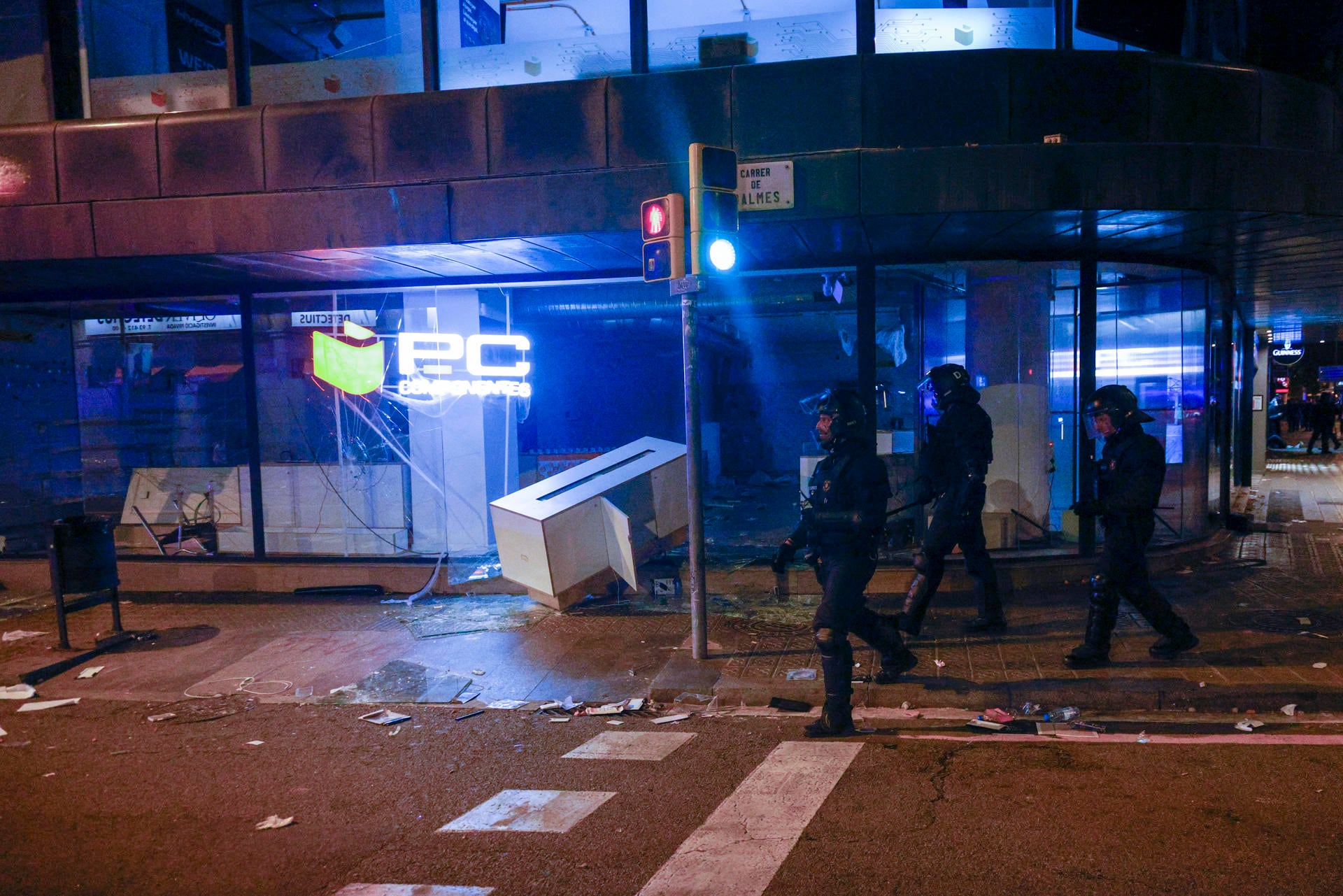 Una concentración de 600 jóvenes en el centro de Barcelona convocada por redes sociales ha derivado este sábado en saqueos de comercios, barricadas, quema de mobiliario urbano y enfrentamiento con los Mossos d