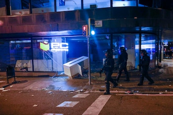 Una concentración de 600 jóvenes en el centro de Barcelona convocada por redes sociales ha derivado este sábado en saqueos de comercios, barricadas, quema de mobiliario urbano y enfrentamiento con los Mossos d'Esquadra. (EFE)