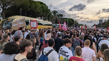Los manifestantes cortan la Diagonal de Barcelona durante la visita de Pedro Sánchez